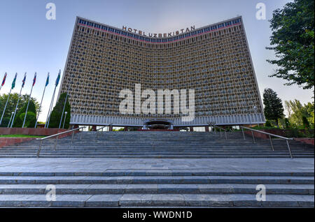 Tachkent, Ouzbékistan - Juillet 8, 2019 : l'Ouzbékistan Hôtel construit dans le style soviétique dans le centre de Tachkent. Banque D'Images