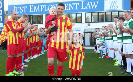 Glasgow, Royaume-Uni. 15 Sep, 2019. 15 septembre 2019 ; le contrôle de l'énergie Stadium, Glasgow, Écosse ; Kris Doolan Testimonial, Partick Thistle XI contre Celtic XI ; Kris Doolan quitte avec ses enfants à la garde d'honneur pour son témoignage - usage éditorial : Action Crédit Plus Sport Images/Alamy Live News Banque D'Images