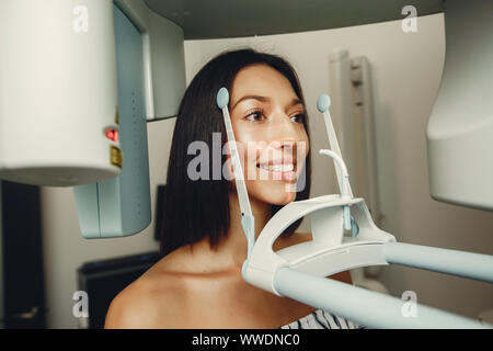 Une jeune femme a rendu visite à un dentiste. Une fille dans une clinique dentaire fait des rayons X Banque D'Images