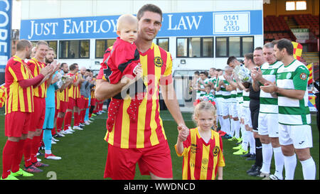Glasgow, Royaume-Uni. 15 Sep, 2019. 15 septembre 2019 ; le contrôle de l'énergie Stadium, Glasgow, Écosse ; Kris Doolan Testimonial, Partick Thistle XI contre Celtic XI ; Kris Doolan quitte avec ses enfants à la garde d'honneur pour son témoignage - usage éditorial : Action Crédit Plus Sport Images/Alamy Live News Banque D'Images