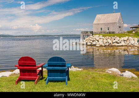 Chaises Adirondack le long de l'océan près de Peggy's Cove, Nova Scotia, Canada Banque D'Images