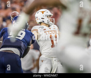 Houston, Texas, USA. 14Th Sep 2019. Texas longhorns quart-arrière Sam Ehlinger (11) jette une note dans la NCAA football match entre le Texas Longhorns et le riz Les hiboux à NRG Stadium à Houston, Texas. Riz battu Texas 48-13. Prentice C. James/CSM/Alamy Live News Banque D'Images