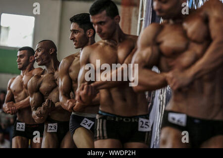 La ville de Gaza, Territoires palestiniens. 15 Sep, 2019. Les bodybuilders palestiniens flex leurs muscles qui s'affronteront lors de la remise en forme et de musculation championnat. Credit : Mohammed Talatene/dpa/Alamy Live News Banque D'Images