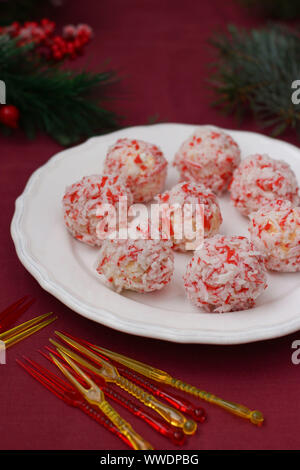 Boules de fromage en copeaux de crabe - un snack traditionnel pour Noël et Nouvel An, orientation verticale, gros plan Banque D'Images