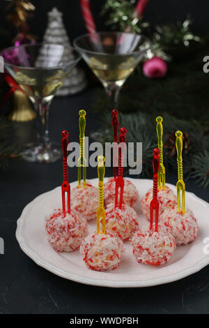 Boules de fromage en copeaux de crabe - un snack traditionnel pour Noël et Nouvel An, orientation verticale, gros plan Banque D'Images