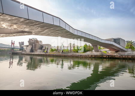 Avis de Guggenheim Museum de Pedro Arrupe Pont, Bilbao, Espagne Banque D'Images