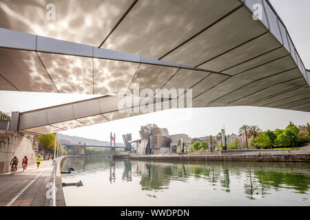 Avis de Guggenheim Museum de Pedro Arrupe Pont, Bilbao, Espagne Banque D'Images