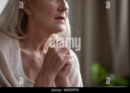 Femme mature frustré malheureux problème inquiète close up Banque D'Images