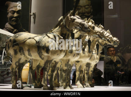 Bangkok, Thaïlande. 15 Sep, 2019. Vu les visiteurs lors de l'exposition de Qin Shi Huang, le Premier Empereur de Chine et de terre cuite au Musée National de la Thaïlande à Bangkok.La présentation de la grande exposition intitulée '' Qin Shi Huang, le Premier Empereur de Chine et de Terre Cuite'' constitue un phénomène sans précédent au musée Thaï arena. de la Thaïlande. (Crédit Image : © Chaiw Crédit : ZUMA Press, Inc./Alamy Live News Banque D'Images