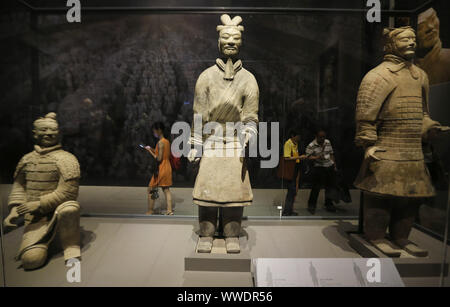 Bangkok, Thaïlande. 15 Sep, 2019. Vu les visiteurs lors de l'exposition de Qin Shi Huang, le Premier Empereur de Chine et de terre cuite au Musée National de la Thaïlande à Bangkok.La présentation de la grande exposition intitulée '' Qin Shi Huang, le Premier Empereur de Chine et de Terre Cuite'' constitue un phénomène sans précédent au musée Thaï arena. de la Thaïlande. (Crédit Image : © Chaiw Crédit : ZUMA Press, Inc./Alamy Live News Banque D'Images