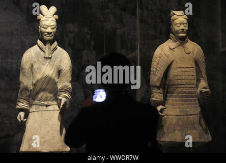 Bangkok, Thaïlande. 15 Sep, 2019. Un visiteur utilise son téléphone portable pour prendre des photos à l'exposition de Qin Shi Huang, le Premier Empereur de Chine et en Terre Cuite Wariors au Musée National de la Thaïlande à Bangkok.La présentation de la grande exposition intitulée '' Qin Shi Huang, le Premier Empereur de Chine et de Terre Cuite'' constitue un phénomène sans précédent à l'arène de musée Thaï Thaï. crédit : ZUMA Press, Inc./Alamy Live News Banque D'Images