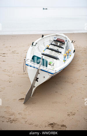 Bateau à rames sur la plage de Tenby Wales Banque D'Images