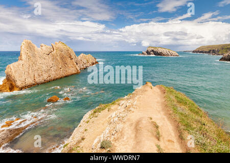 Arnia Beach, Urros de Liencres et l'île de Castro, Liencres, Cantabria, ESPAGNE Banque D'Images