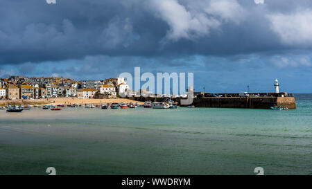 Port de St Ives Cornwall - jetée de Smeaton et plage du port de St Ives dans la ville balnéaire de Cornouailles de St Ives. Banque D'Images