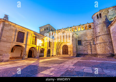 Collégiale de Santa Juliana de Santillana del Mar, Cantabria, ESPAGNE Banque D'Images