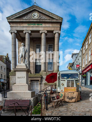 Statue de Sir Humphry Davy (1872) en face de la Banque Lloyds Penzance, situé dans la maison du marché, un bâtiment classé a ouvert ses portes en 1838. Banque D'Images