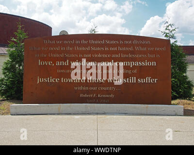 L'inscription d'extrait de Robert F. Kennedy le 6 avril 1968 Discours prononcé à la suite de Dr Martin Luther King, Jr., l'assassinat de Indianapolis, Indiana, USA Banque D'Images