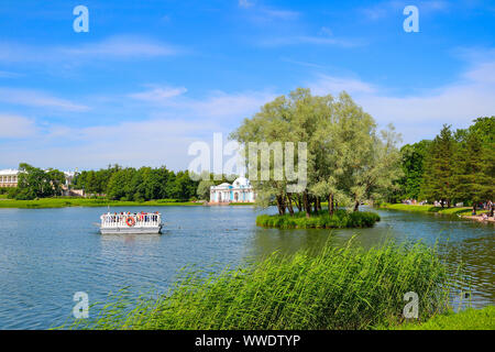 Tsarskoye Selo (Pouchkine), Saint-Pétersbourg, Russie - le 19 juin 2019 : Ferry sur Grand Étang de Catherine Park. Avis de Cameron Gallery, Grotte, Pavilion Banque D'Images