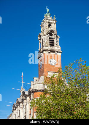 COLCHESTER, ESSEX - le 11 AOÛT 2018 : tour de l'horloge de l'édifice de l'hôtel de ville Banque D'Images