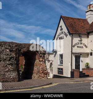 COLCHESTER, ESSEX - 11 AOÛT 2018 : The Hole in the Wall Pub situé à côté du mur romain de la ville (nom de la ville romaine : Camulodunum) Banque D'Images