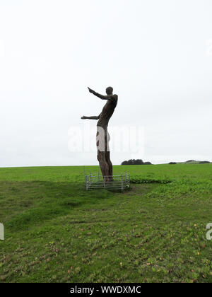 2019 image - une vue de côté de l'énorme nouvelle figure une femme blessée dans le champ près de Dundrennan Festival une femme blessée, Dumfries et Galloway. (Entourée d'une clôture les agriculteurs normal) Banque D'Images