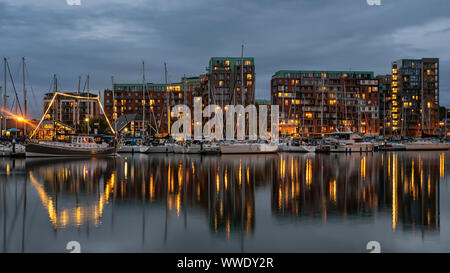 IPSWICH, SUFFOLK, Royaume-Uni - 11 AOÛT 2018 : la marina de bord de mer la nuit avec réflexion Banque D'Images