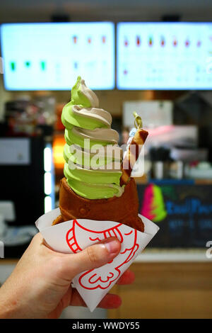 Taiyaki ice cream, servi dans le poisson, en forme de cône de crêpes sont vendues dans un emplacement ouvert récemment Chinatown à Manhattan le 22 juillet 2019 à New York, USA Banque D'Images