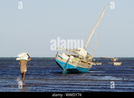 Sailer le chargement d'un dhow avant le départ à l'île de Pemba, Tanga entourant, Tanzanie Banque D'Images