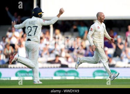 L'Angleterre Jack Leach (à droite) célèbre après avoir pris le guichet de l'Australie est Josh Hazlewood pour sécuriser la victoire lors de la cinquième journée 4 test match à l'Ovale de Kia, Londres. Banque D'Images