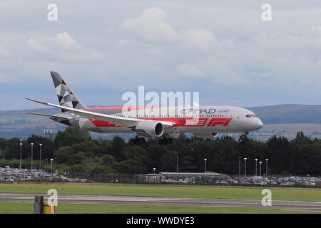 Etihad Airways Boeing 787 atterrissage sur 23R portant la livrée spéciale F1 à l'aéroport de Manchester Banque D'Images