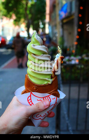 Taiyaki ice cream, servi dans le poisson, en forme de cône de crêpes sont vendues dans un emplacement ouvert récemment Chinatown à Manhattan le 22 juillet 2019 à New York, USA Banque D'Images