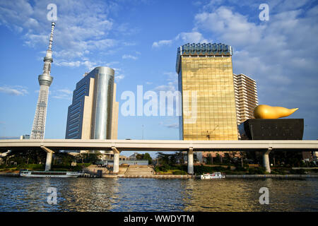 Avec l'horizon de Tokyo Sky Tree et l'Asahi beer tour à la rive est de la rivière Sumida, Tokyo Sumida dans Banque D'Images