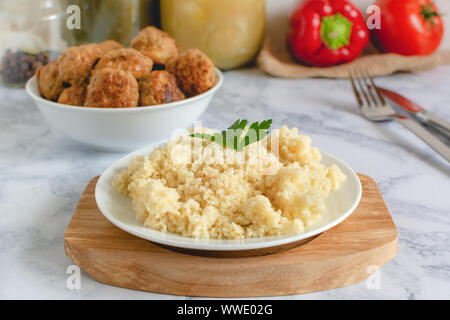 La plaque sur le couscous servi avec des boulettes de porc Banque D'Images