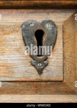 Ancienne poignée en métal en forme de coeur en plaque de porte en bois, l'Église sur la colline d'Easton, Northamptonshire, England, UK Banque D'Images