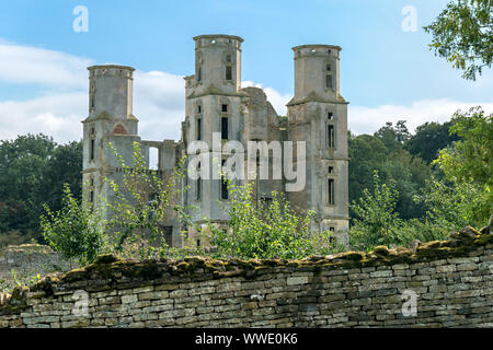 Les ruines de Wothorpe Tours (a 17C Jacobean Lodge construit par Thomas Cecil dans les années 1600) près de Stamford, Cambridgeshire, Angleterre, RU Banque D'Images