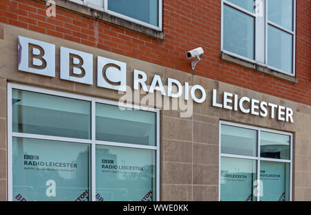 Inscrivez-vous sur le mur de la Radio de la BBC le bâtiment de bureaux à Leicester, Angleterre, RU Banque D'Images