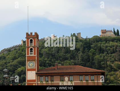 Schiavon, VI, Italie - 1 septembre 2019 : Ancien bâtiment sur la place principale de la ville et le château sur la colline Banque D'Images