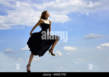 Femme avec fashion look. Fille de joie à l'extérieur. La réussite future. Fille sur le ciel bleu. Libre et heureux. De la beauté et de la mode style. Beauté Funky style. Mignon et Banque D'Images