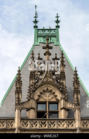 La partie supérieure de la tour centrale de la Chambre de Biltmore révèle l'ornementation somptueuse, au Biltmore Estate à Asheville, NC, USA. Banque D'Images