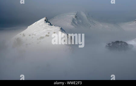 Parkhouse hill et Chrome Hill surgit à l'aube, une brume d'hiver. Le Peak District, Angleterre Banque D'Images