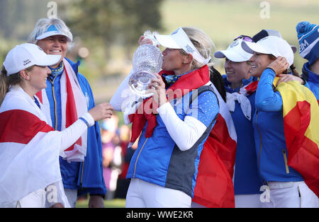 L'Europe de l'équipe Suzann Pettersen célèbre avec son équipe et le trophée après avoir remporté la Solheim Cup 2019 à Gleneagles Golf Club, à Auchterarder. Banque D'Images