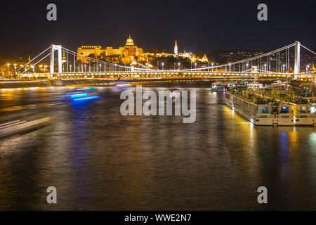 Une longue exposition de Budapest Pont des chaînes avec feux de bateau déménagement sous Banque D'Images