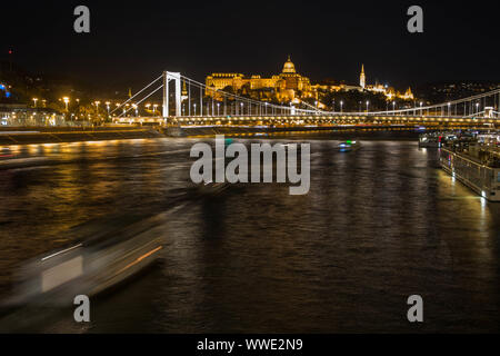 Une longue exposition de Budapest Pont des chaînes avec feux de bateau déménagement sous Banque D'Images