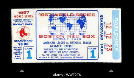 Talon de billet de Match 1 de la Série mondiale 1967 Mlb entre les Red Sox de Boston et les Cardinals de Saint-Louis au Fenway Park à Boston. Banque D'Images