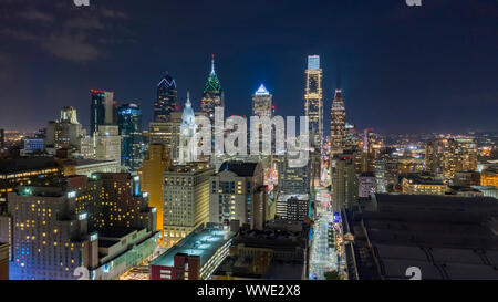 Vue aérienne sur le ciel nocturne et les rues des quartiers de Philadelphie, PA USA Banque D'Images