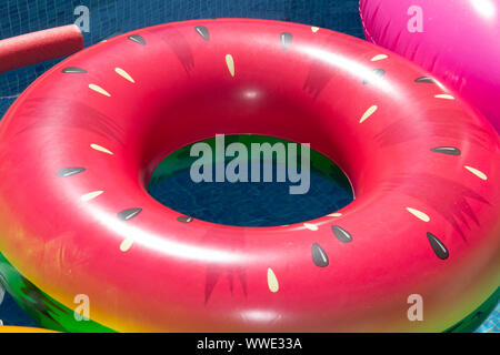 Melon gonflable ring floating in swimming pool Banque D'Images