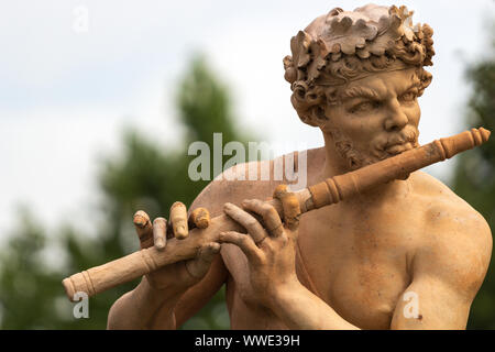 La statue en terre cuite appelée Faun représente un caractère pan-comme la lecture d'un tuyau à la Chambre de Biltmore à Asheville, NC, USA Banque D'Images