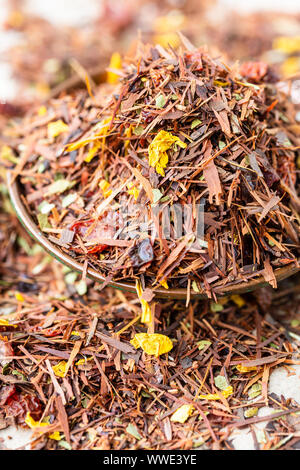 Les feuilles de thé Rooibos aux fruits secs et de fleurs Banque D'Images