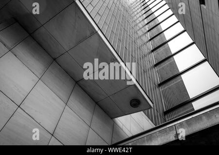 Close up noir et blanc de l'architecture moderne au centre-ville de Maastricht avec reflets dans les fenêtres Banque D'Images