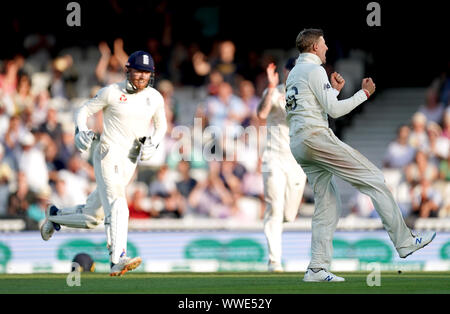 Joe l'Angleterre (racine) et Jonny droit prendre le célébrer Bairstow guichet de l'Australie pendant quatre jour Matthew Wade de la cinquième test match à l'Ovale de Kia, Londres. Banque D'Images